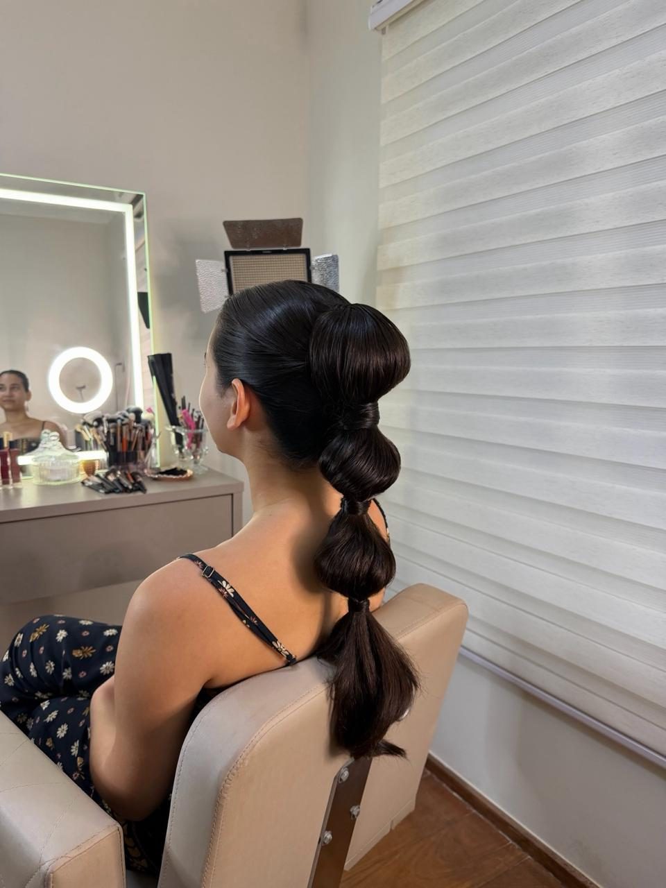 Penteado preso, rabo baixo trabalhado