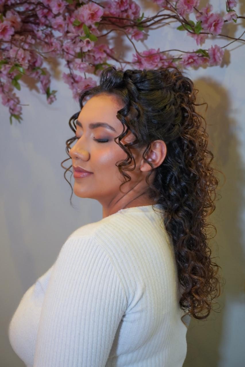 Cabelo cacheado, cachos com meio preso