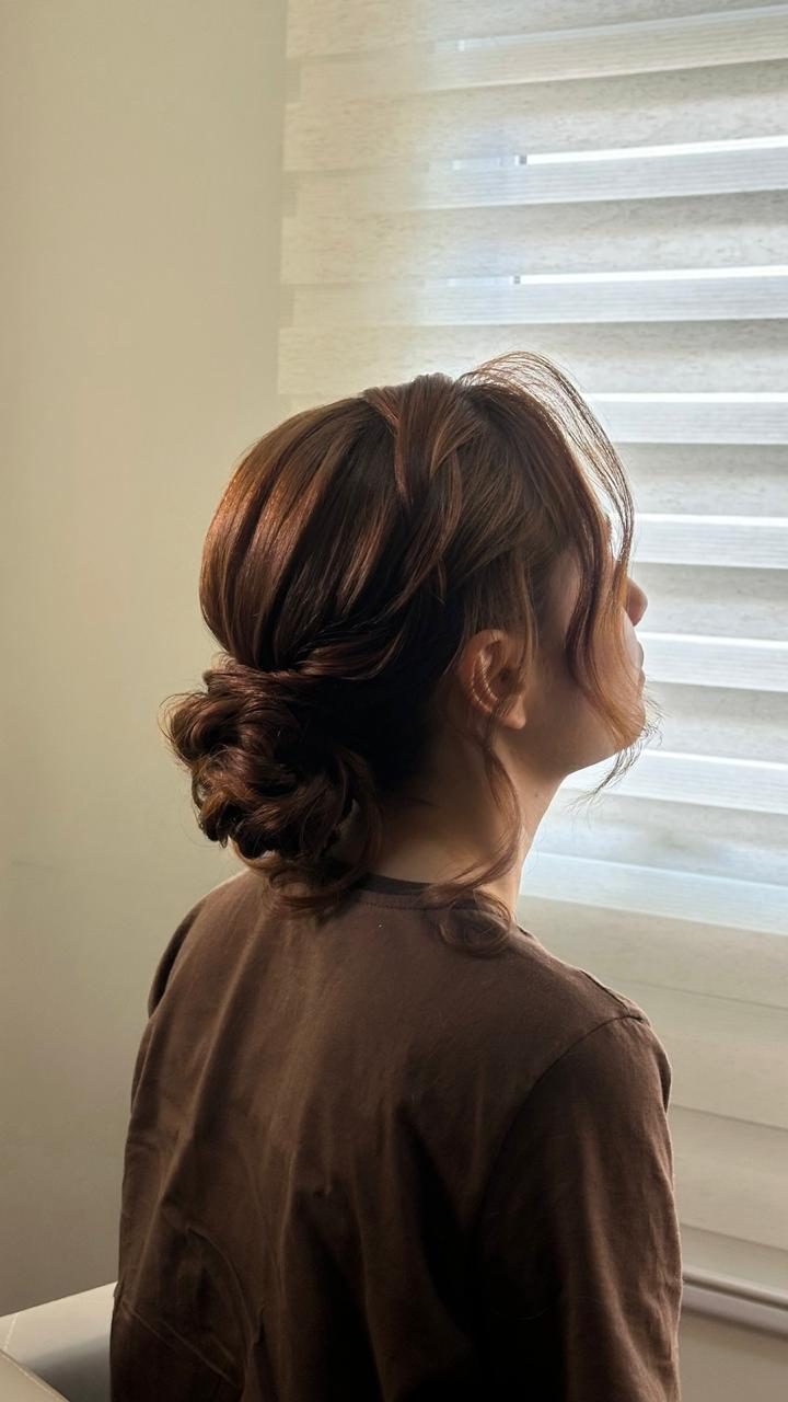 Penteado preso, coque baixo texturizado