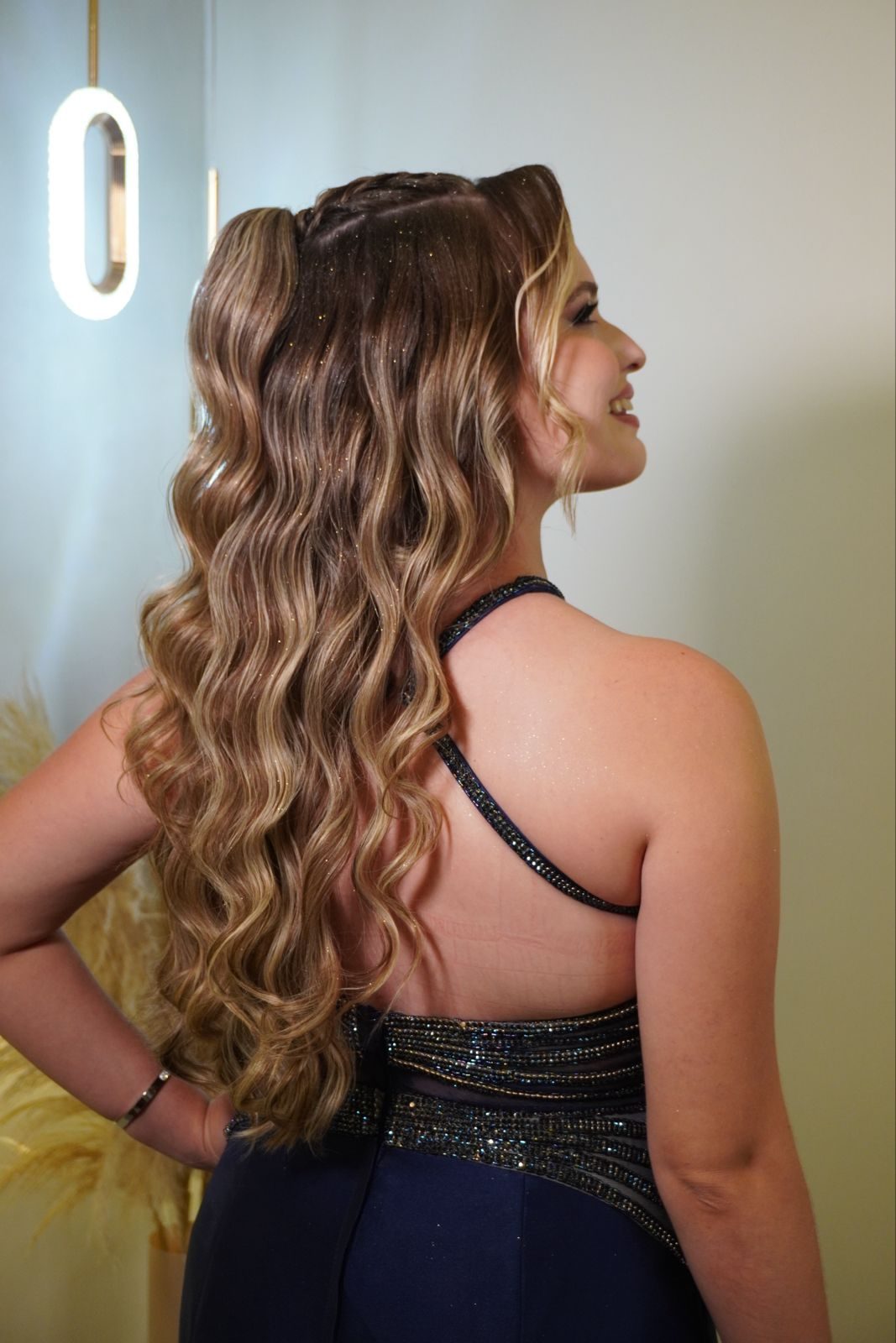 Penteado semipreso, ondas longas com meio preso
