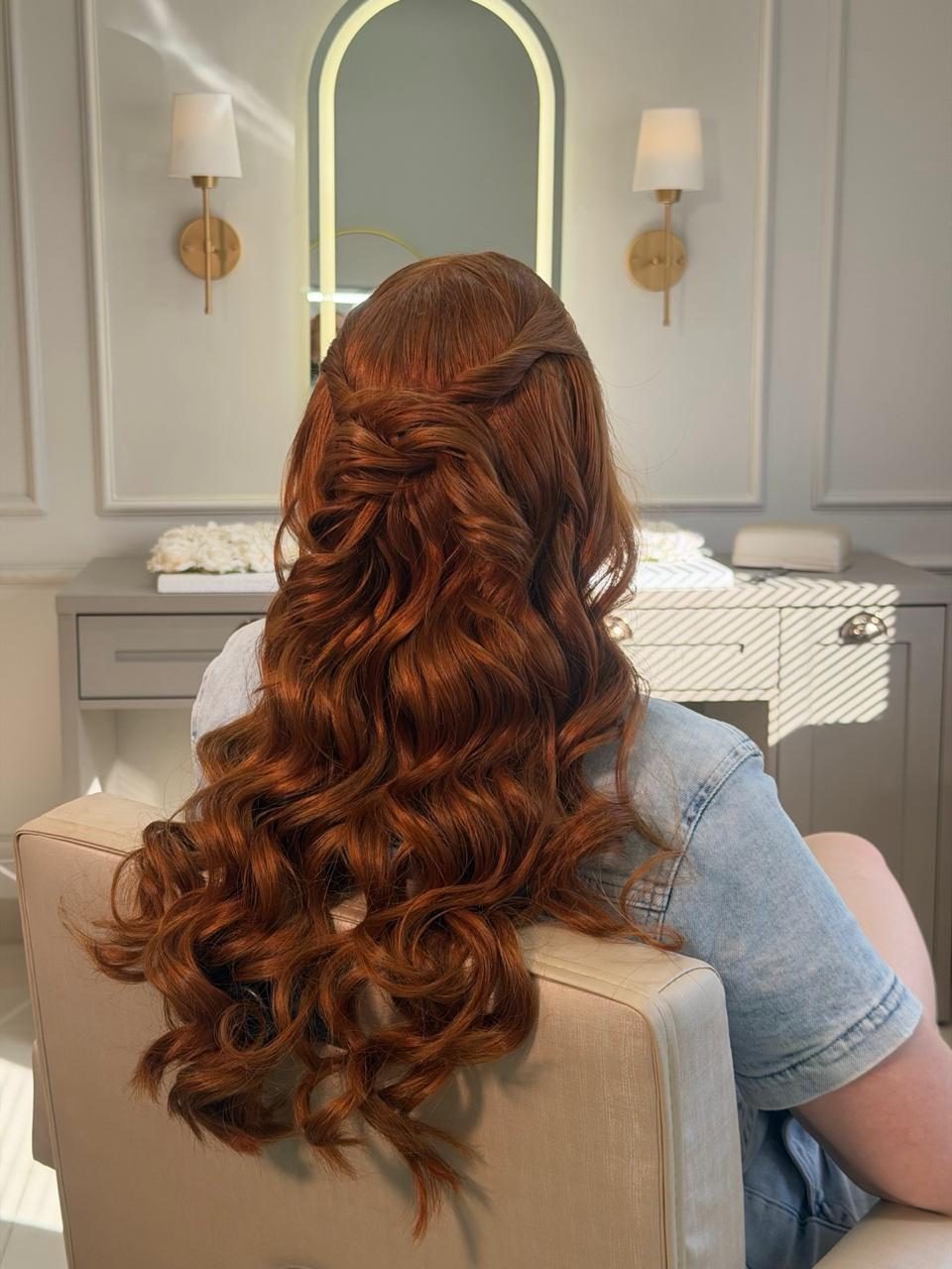 Penteado semipreso, meio preso com acessório