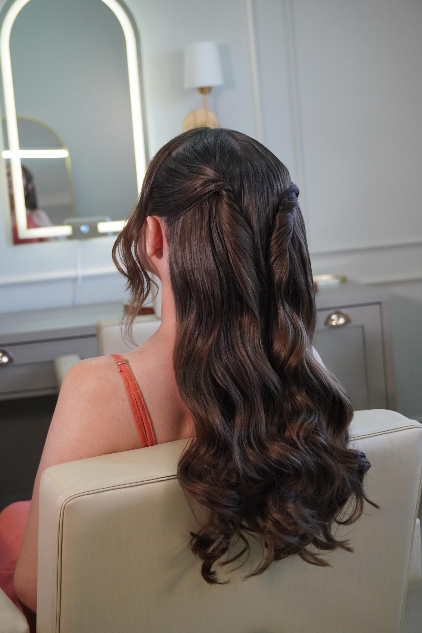 Penteado preso com acabamento trabalhado, visto de costas